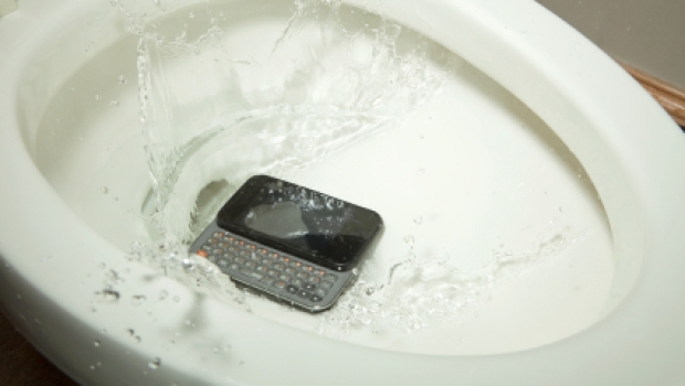 Handy in Toilette gefallen – Tipps und Hinweise bei Wasserschaden